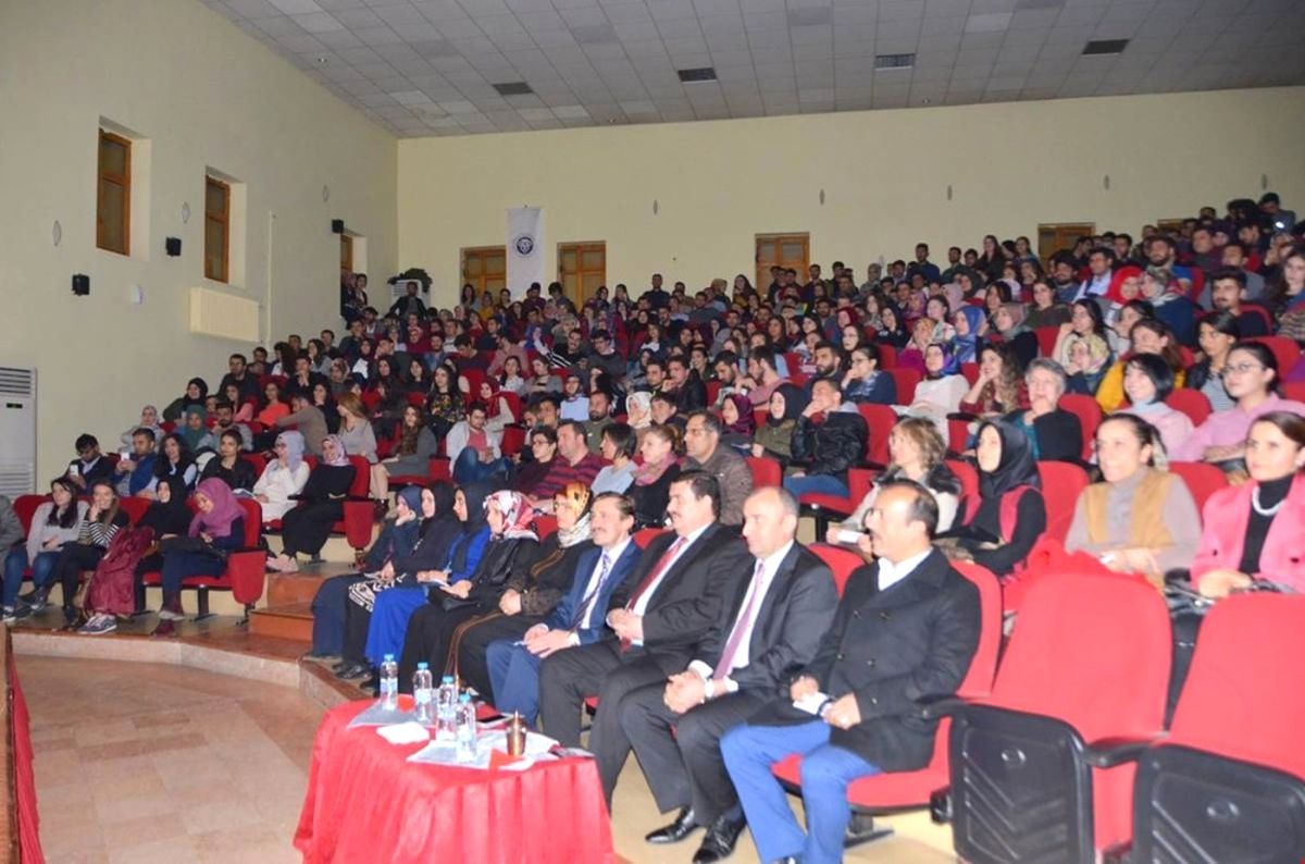 Üniversite Öğrencileri Tarafından "İstanbul Efendisi" Adlı Tiyatro Oyunu Sahnelendi