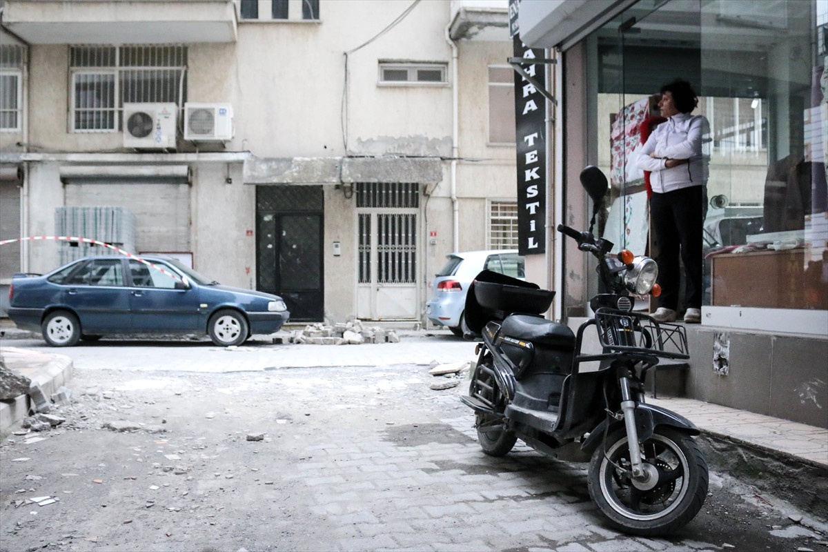Üzerine Cam Korkuluk Düşen Motosiklet Sürücüsü Yaralandı