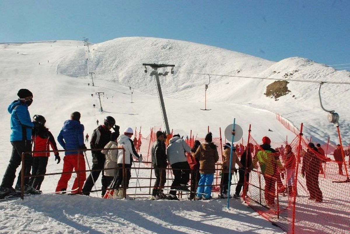 Vali Çınar\'dan Kayakçılara Ziyaret