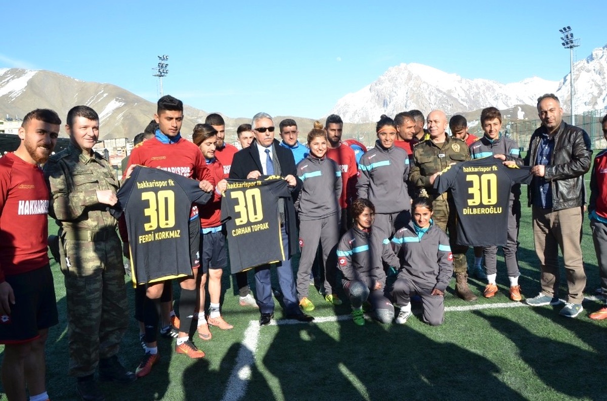 Vali Toprak Futbolcuların Antrenmanlarını İzledi