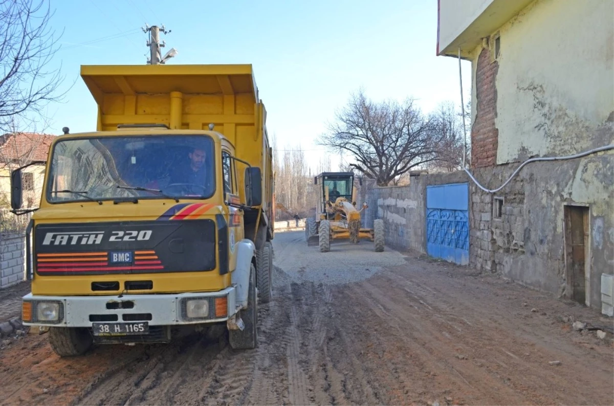 Bünyan Belediyesi Yol Bakım Onarım Çalışmalarına Devam Ediyor
