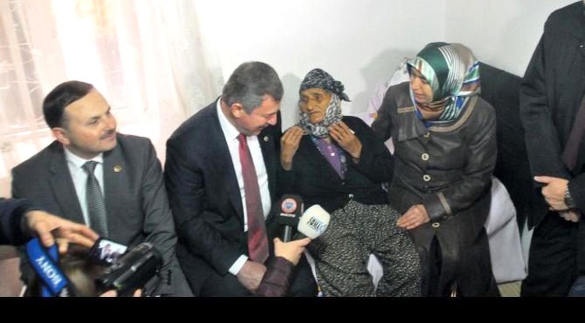 Cami Nöbeti Tutan Nineye Yardım Eli