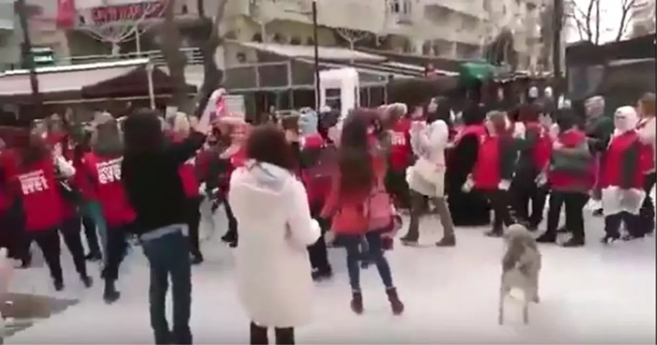 Evet\' Kampanyası Gerçekleştiren Ak Partili Gençlere Saldırı