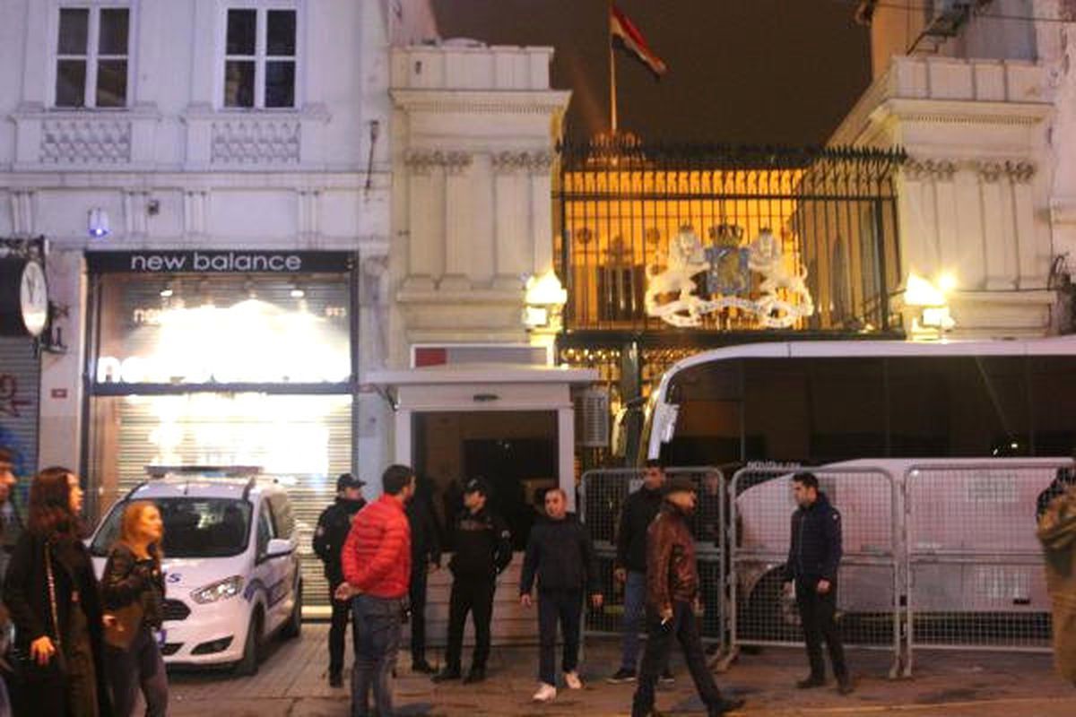 Hollanda Konsolosluğu\'na Giriş Çıkışlar Kapatıldı