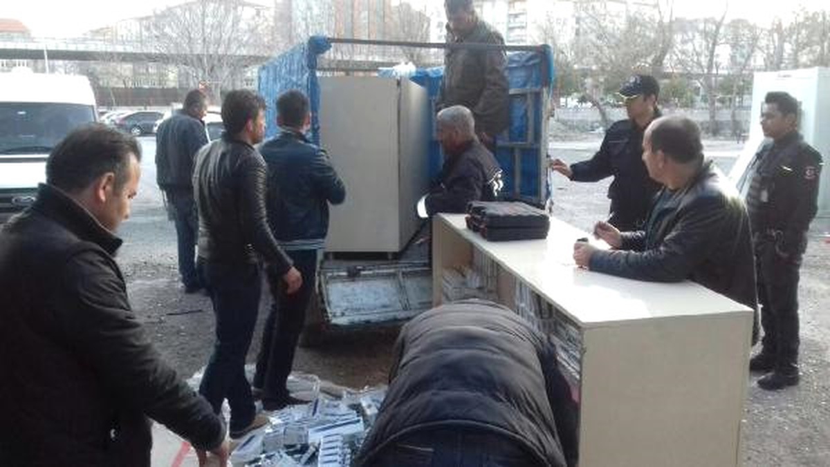 Kamyonetten 6 Bin 900 Paket Kaçak Sigara Çıktı