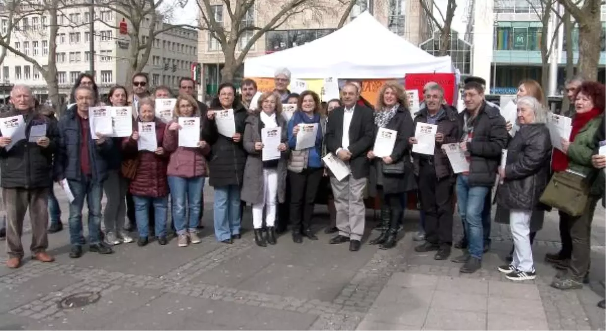 Köln Sokaklarında Şiirli, Türkülü "Hayır" Kampanyası