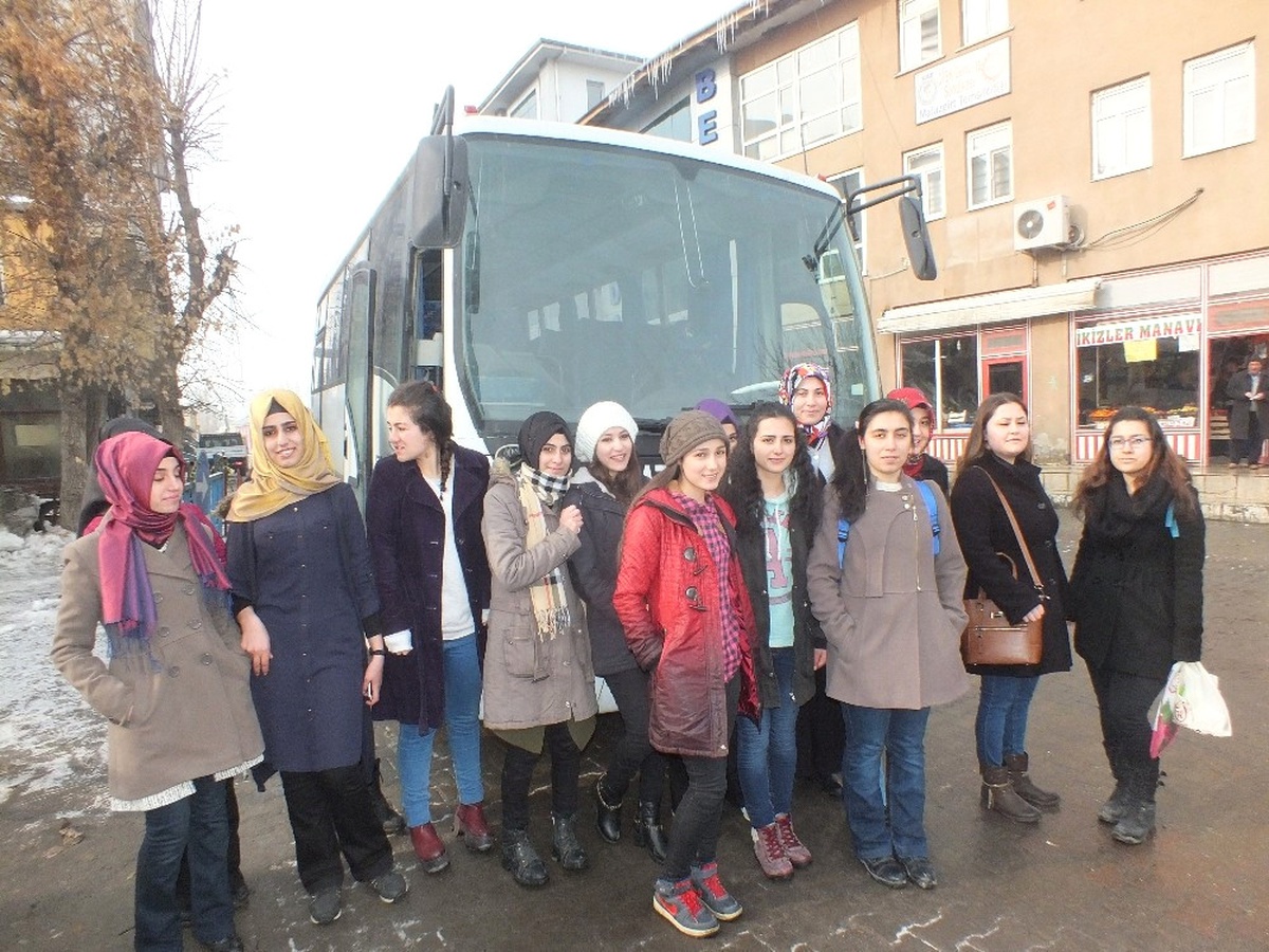 Malazgirt Belediyesinden Ygs\'ye Gireceklere Araç Desteği