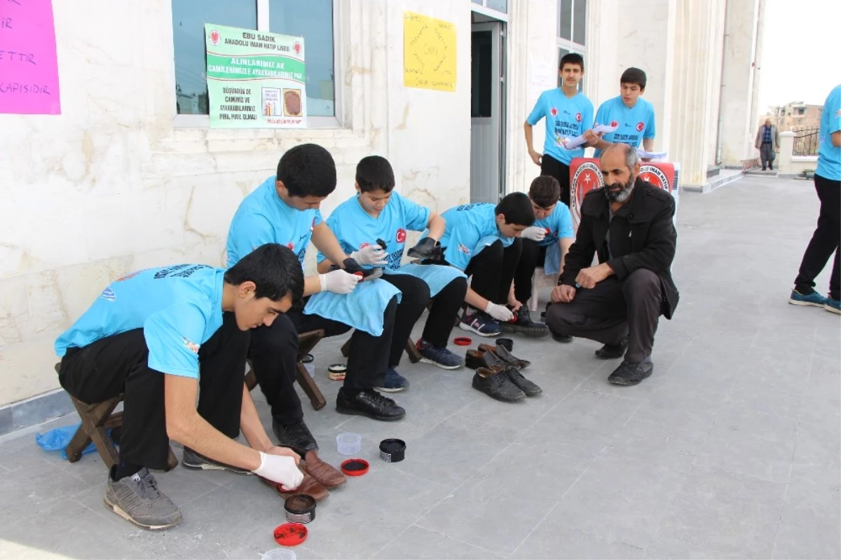 Öğrenciler Cami Cemaatinin Ayakkabılarını Boyadı