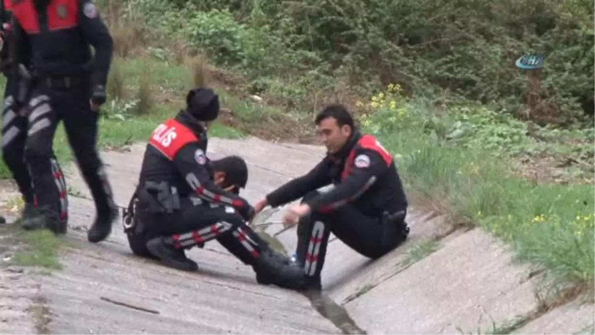 Polis Memuru, Kazada Ölen Babasının Beresine Sarılarak Gözyaşlarına Boğuldu