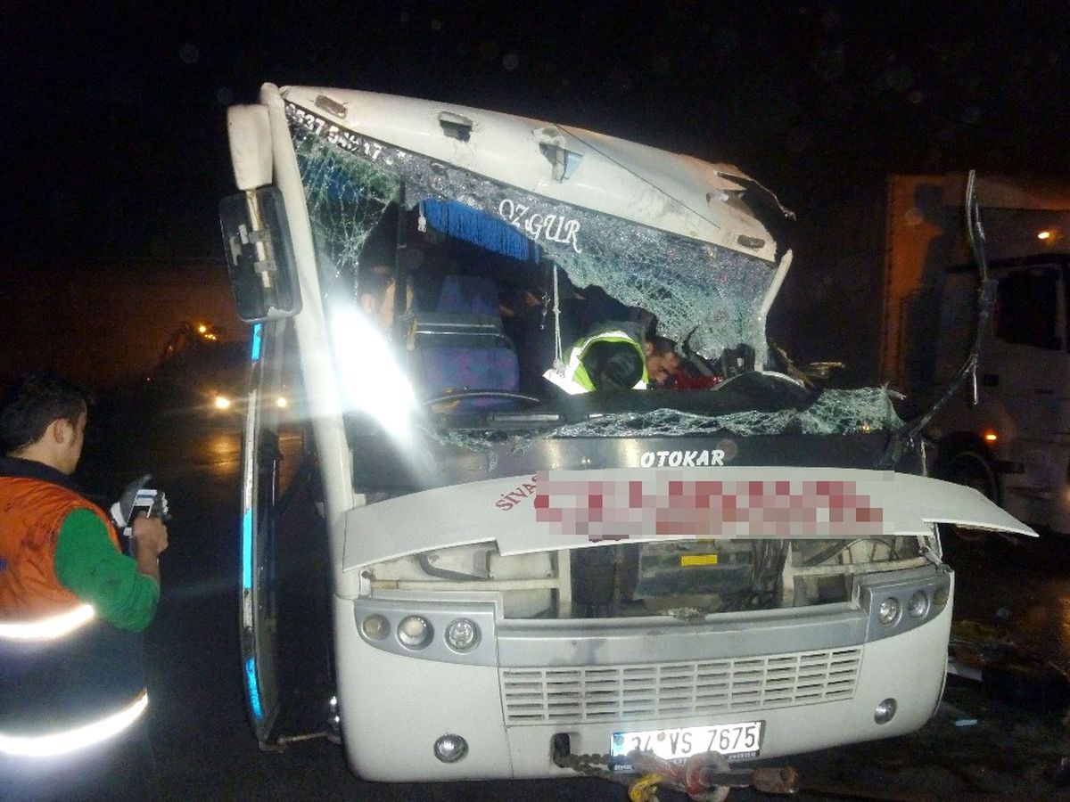 Tuzla\'da Virajı Alamayan İşçi Servisi Tıra Çarptı: 4\'ü Ağır 27 Yaralı
