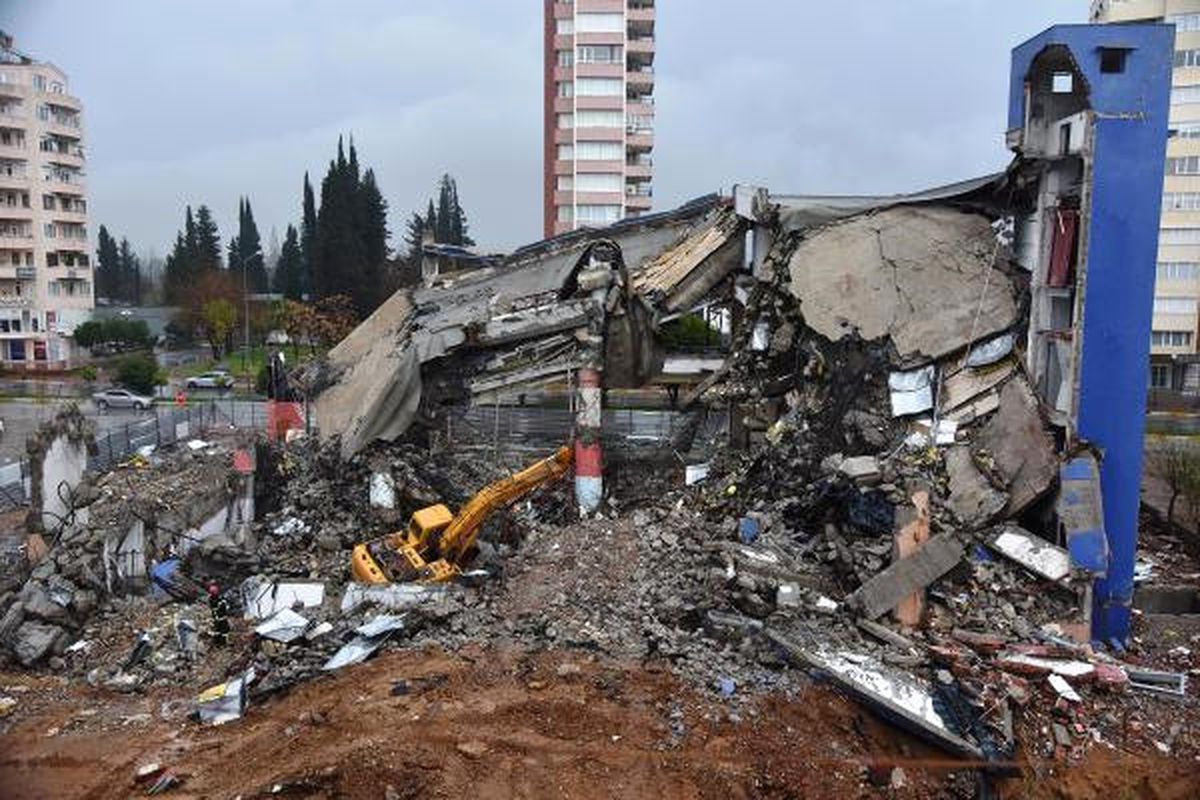 Yıkımına Başlanılan Bina Yağmur Nedeniyle Çöktü