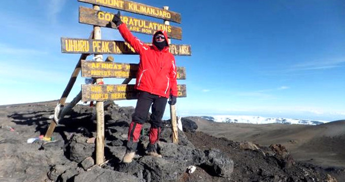 55 Yaşındaki Dağcı, Kilimanjaro Dağı\'nın Zirvesine Çıkmayı Başardı