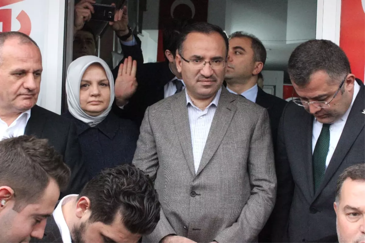 Bakan Bozdağ: Demokrasi Mezara Gömüldü