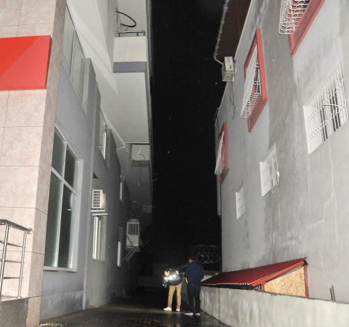 Balkondan Düşen Genç Kız, Ağır Yaralandı