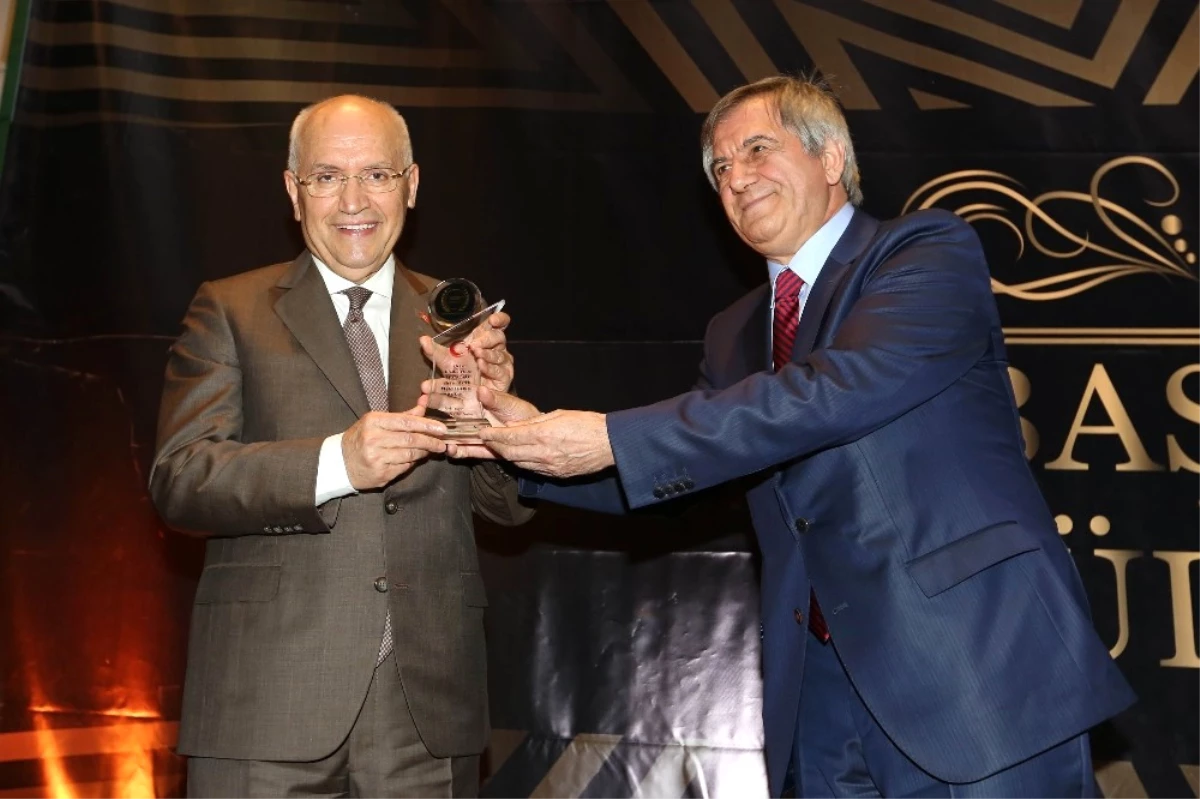 Başkon\'dan Yenimahalle Belediye Başkanı Yaşar\'a Ödül