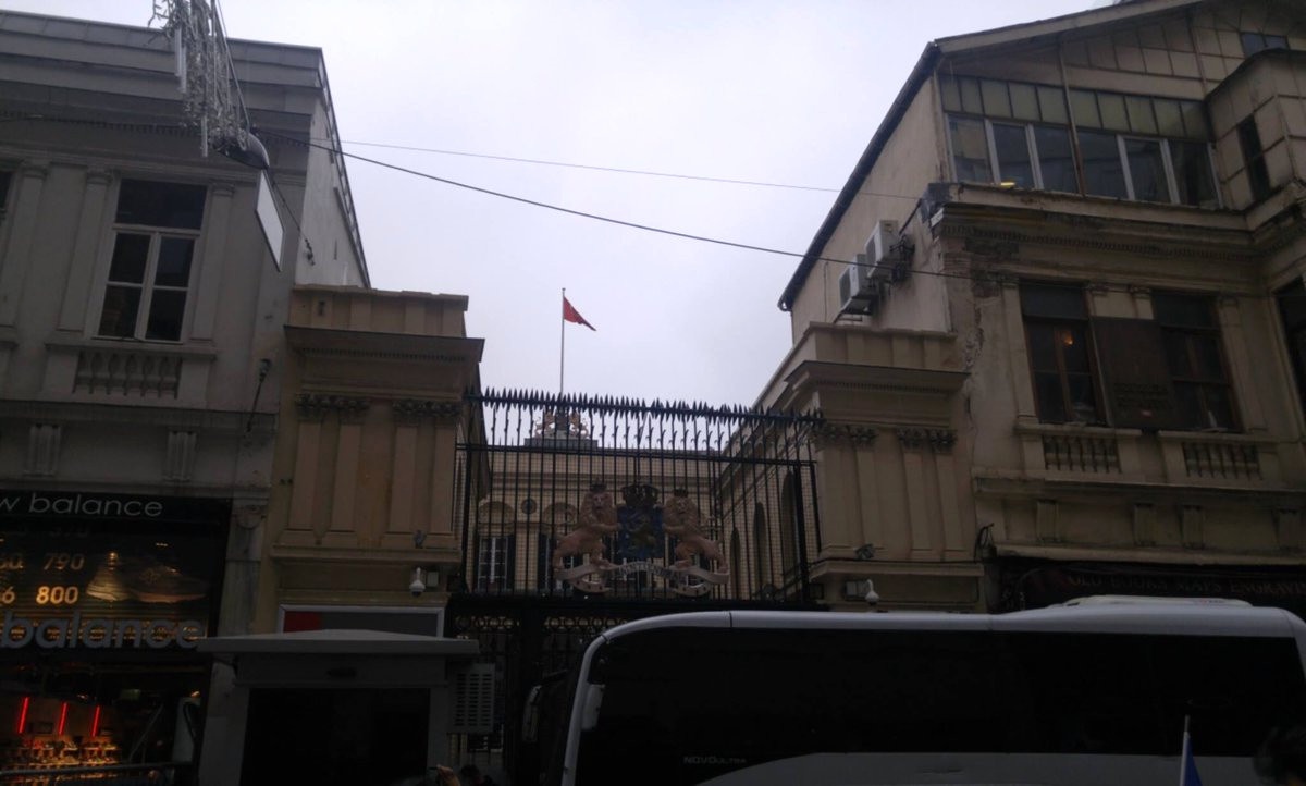 Beyoğlu\'ndaki Hollanda Konsolosluğu Çatısına Türk Bayrağı Çekildi