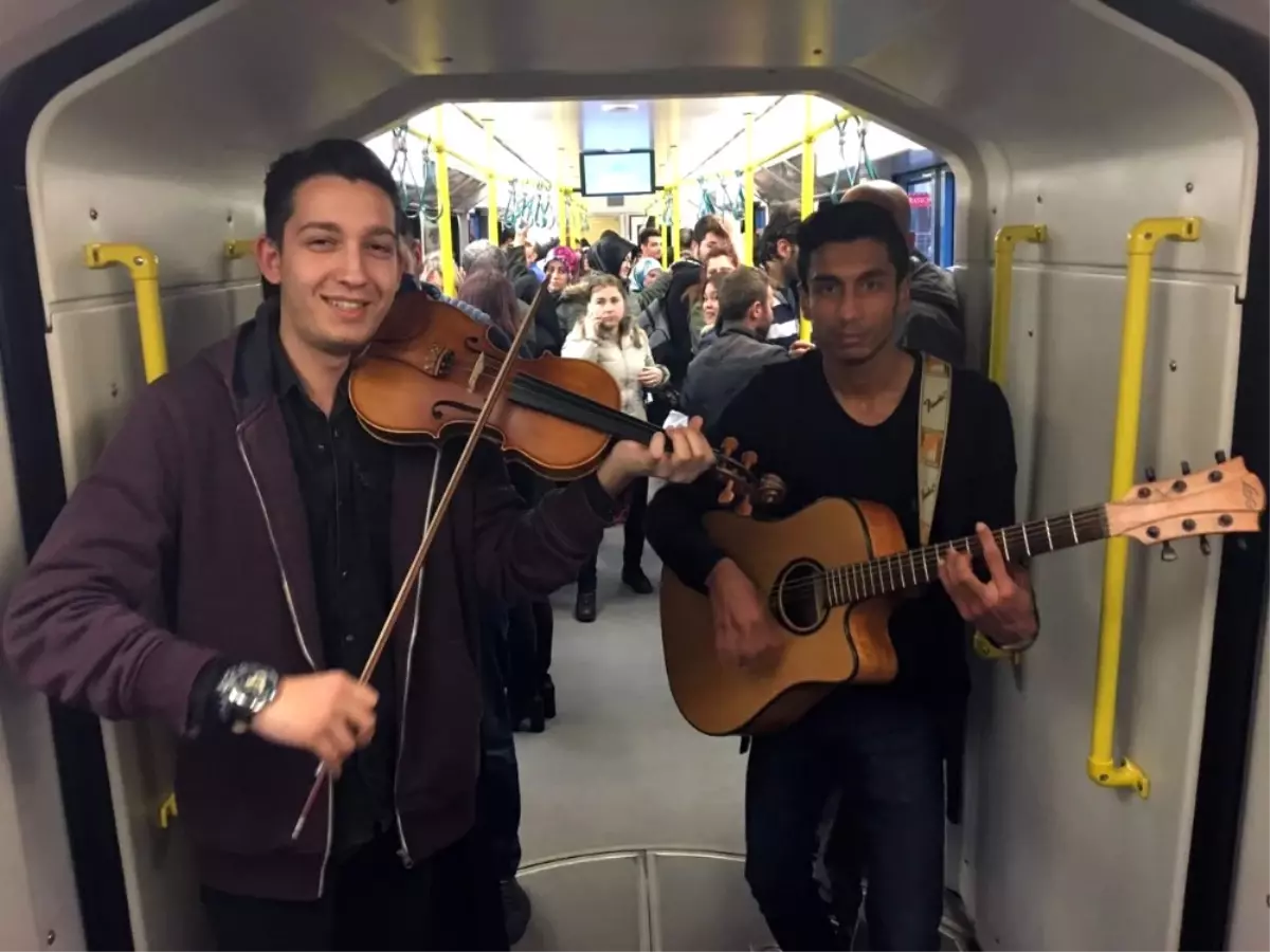 Bursa Metrosuyla Sınava Giden Öğrencilere Konser Sürprizi