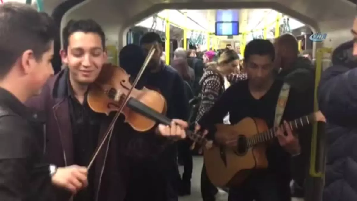 Bursa Metrosuyla Sınava Giden Öğrencilere Konser Sürprizi