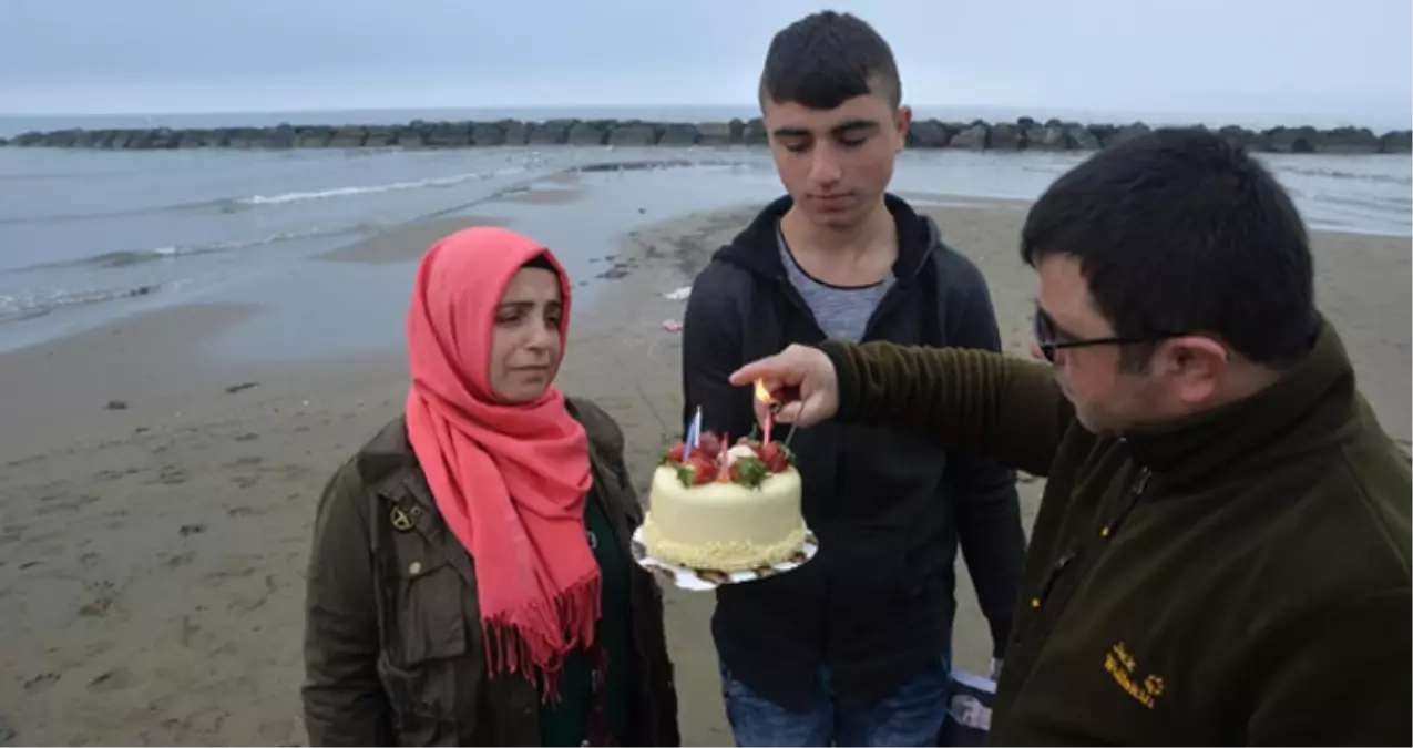 Acılı Anne, Denizde Kaybolan Oğlunun Doğum Gününü Gözyaşlarıyla Kutladı