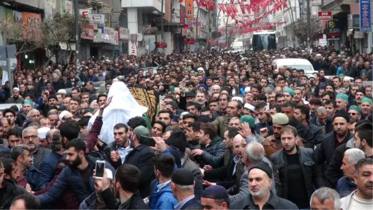 Elazığ\'da Kadiri Şeyhi\'nin Cenazesine İzdiham