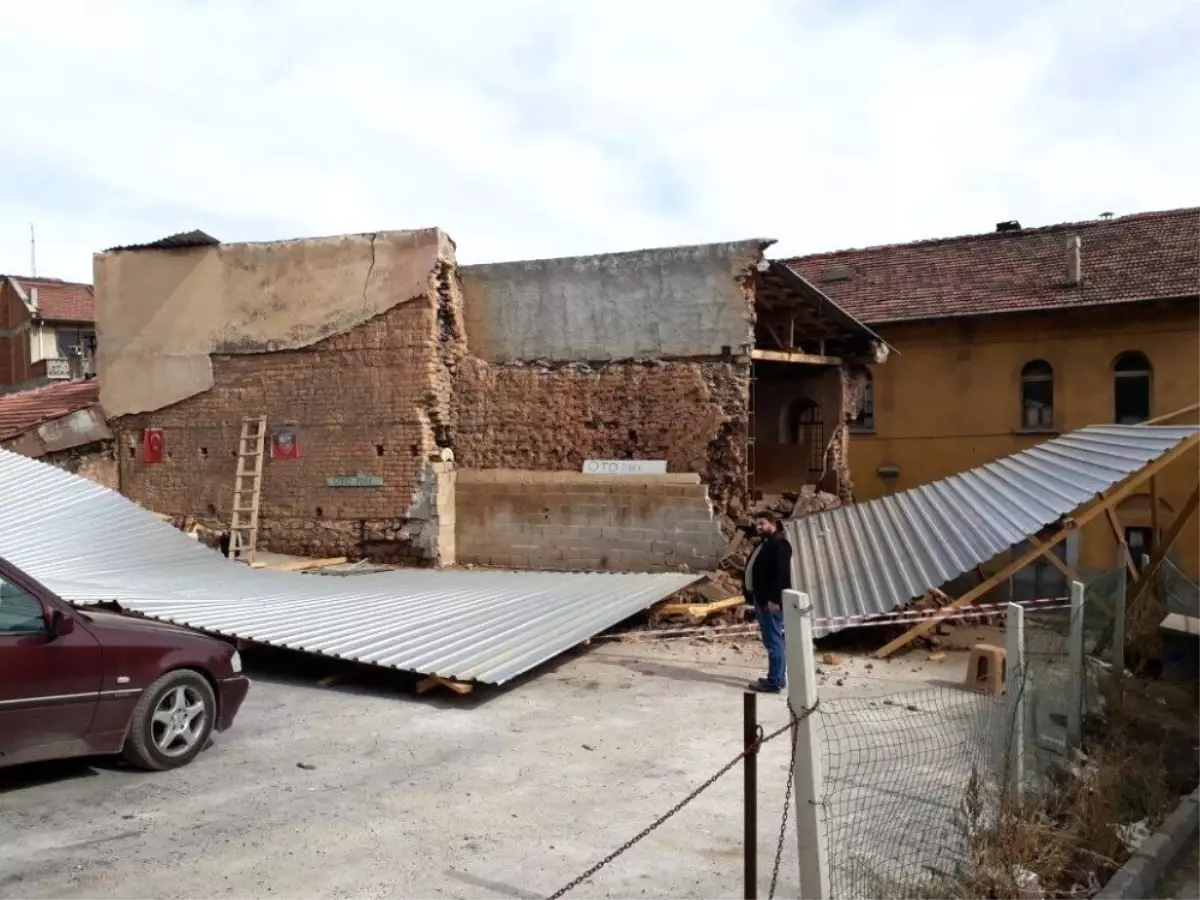 Eski Bina, Otoparkın Üzerine Yıkıldı