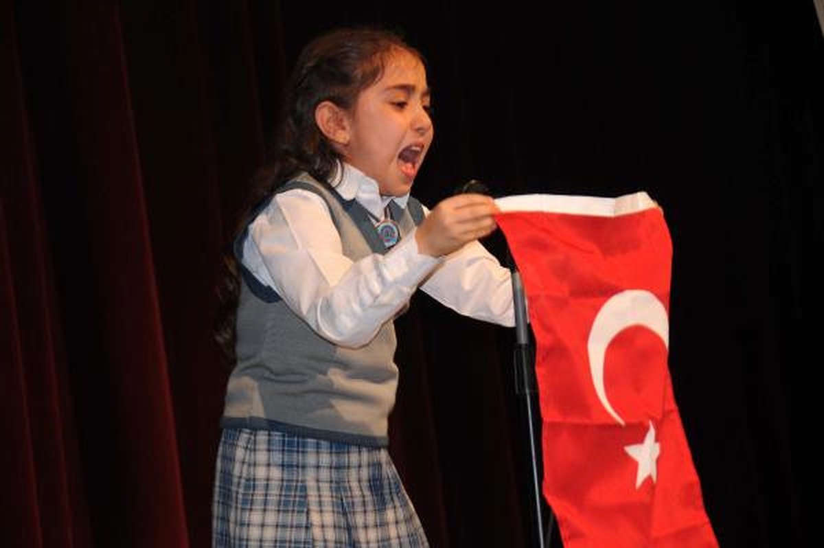 Hakkarili Büşra, İstiklal Marşı\'nı Ağlayarak Okudu