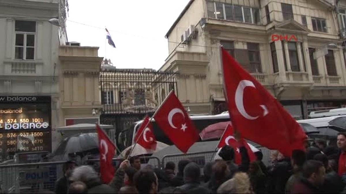 Hollanda Başkonsolosluğu\'nda Protestolar Sürüyor