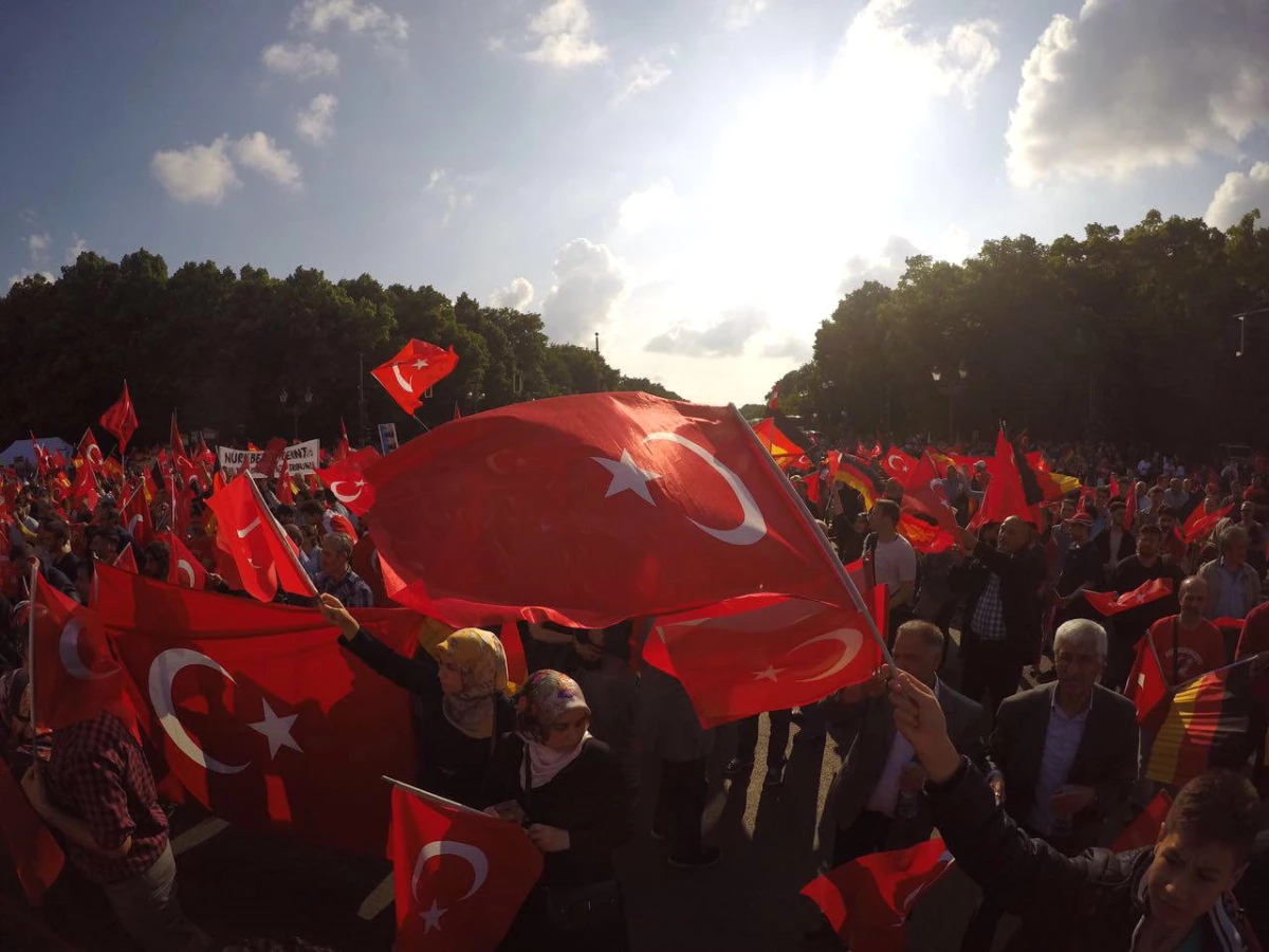 Hollanda\'da Türk Federasyonu Üyelerinden Protesto
