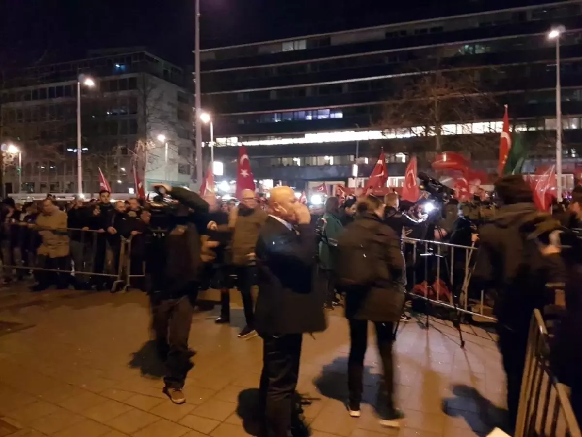 Hollanda\'da Türk Vatandaşlarından Konsolosluk Önünde Protesto