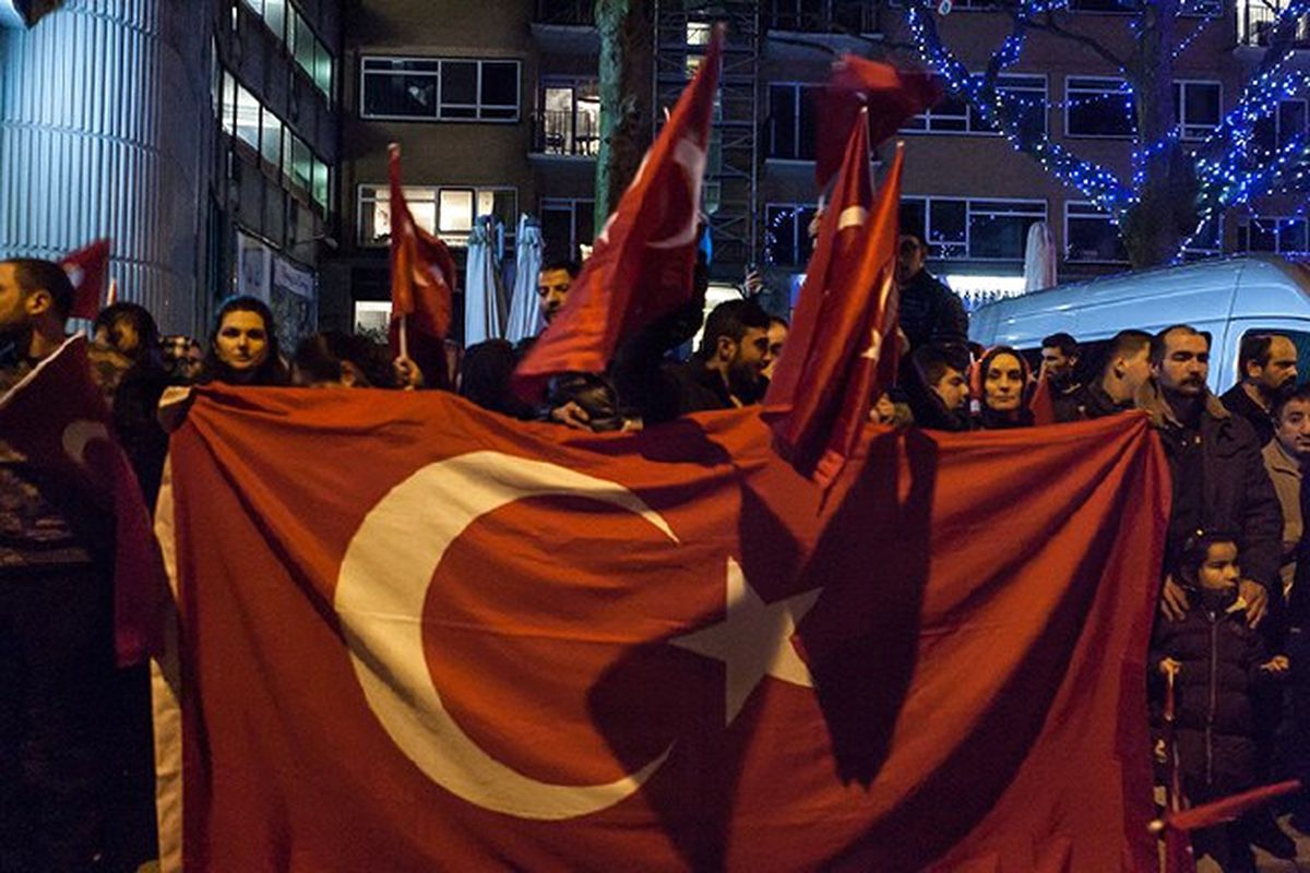 Hollanda\'daki Türklerden Konsolosluk Önünde Protesto(10)