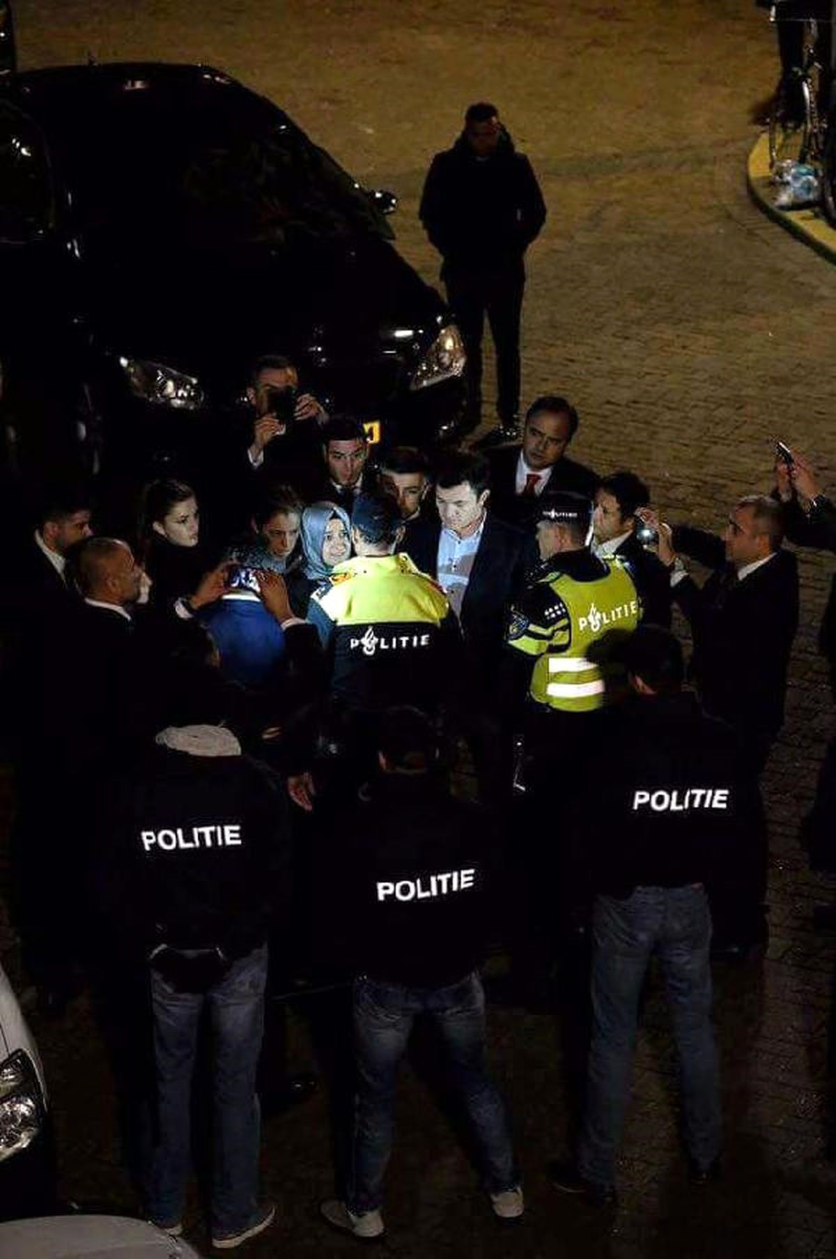 Hollanda\'daki Türklerden Konsolosluk Önünde Protesto(11)