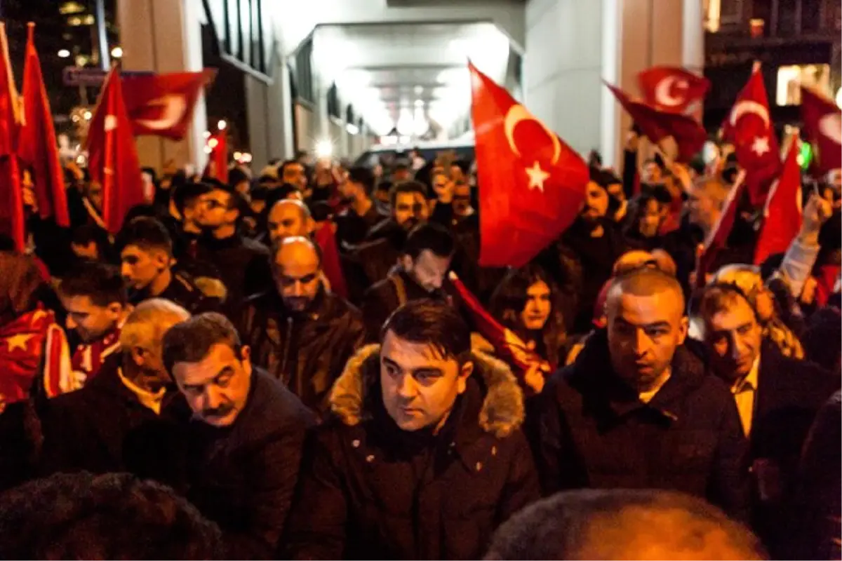 Hollanda\'daki Türklerden Konsolosluk Önünde Protesto (14)