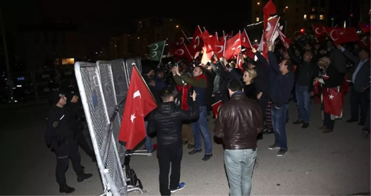 Hollanda\'nın Ankara Büyükelçiliği Önünde Protesto