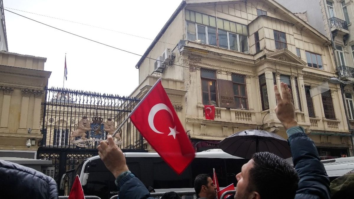 Hollanda\'ya Tepki Gösteren Vatandaşların Konsolosluk Önündeki Bekleyişi Devam Ediyor