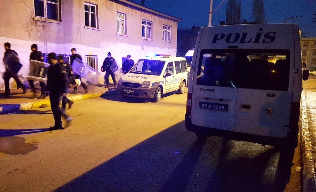 İki Aile Kavga Etmesin Diye 50\'e Yakın Polis Sabaha Kadar Nöbet Tuttu