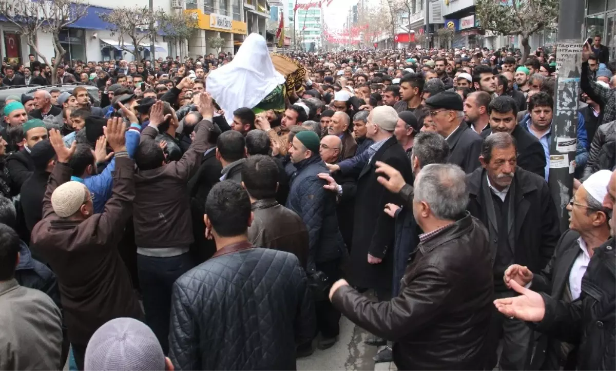 Kanaat Önderi Evliyaoğlu\'nu Binlerce İnsan Uğurladı