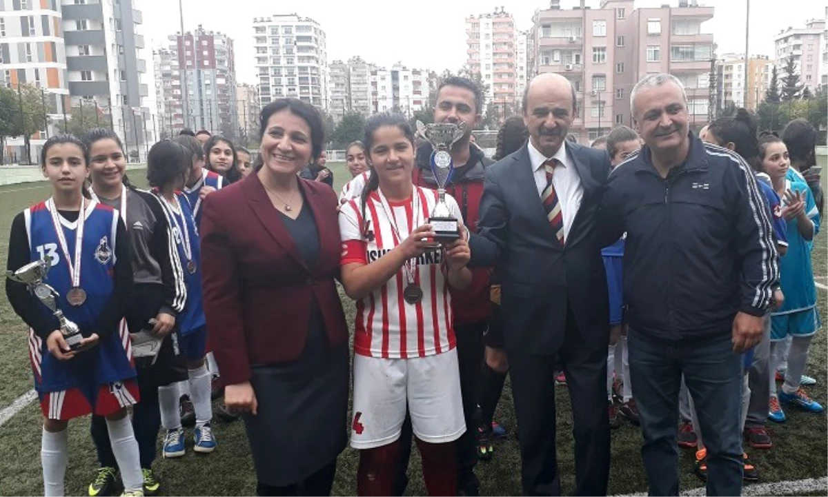 Karataşlı Kız Futbolcular Adana Üçüncüsü Oldu