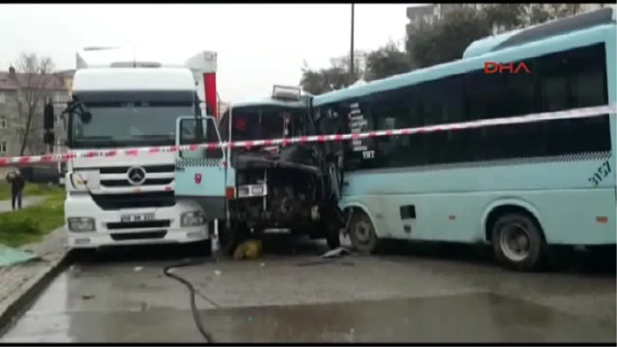 Kartal\'da Iki Minibüs Çarpıştı 7 Yaralı