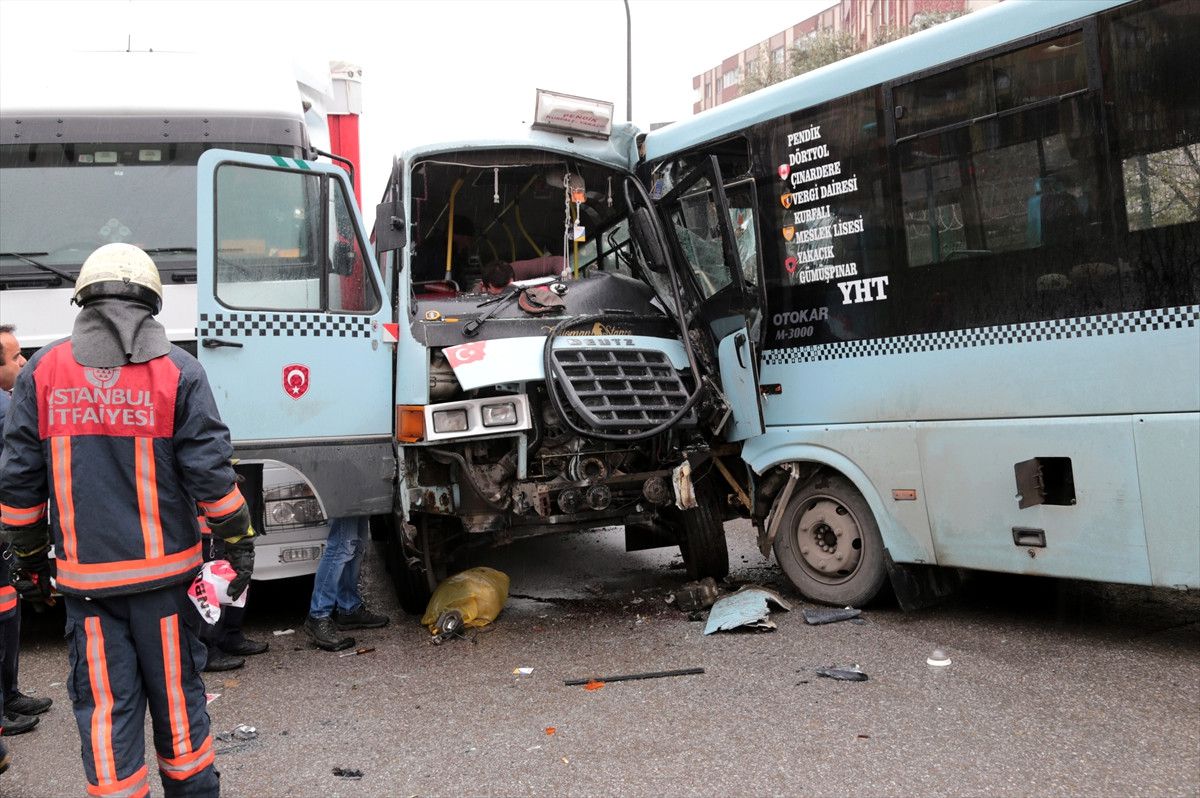 Kartal\'da İki Minibüs Çarpıştı: 7 Yaralı