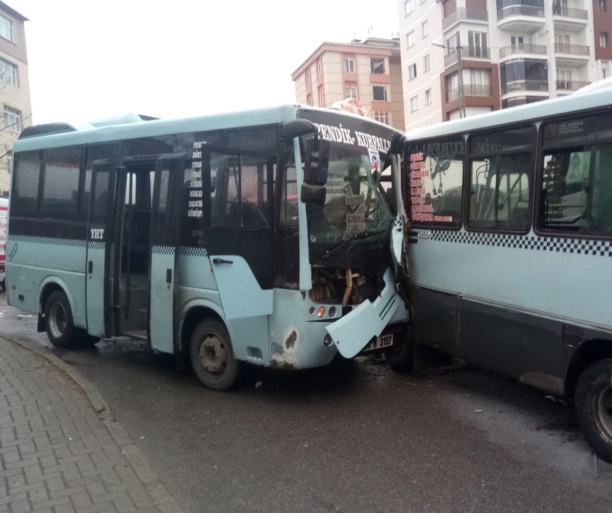 Kartal\'da Yolcu Minibüsleri Çarpıştı: Yaralılar Var