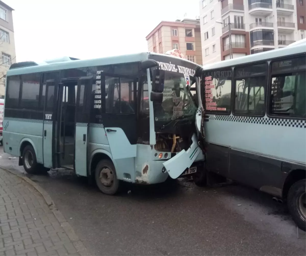 Kartalda İki Yolcu Minibüsü Kafa Kafaya Çarpıştı: Yaralılar Var