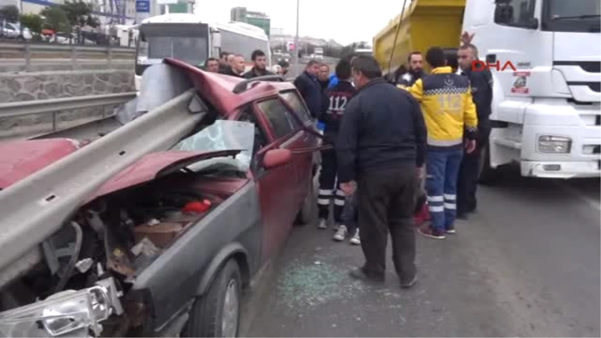 Kocaeli - Otomobil Bariyerlere Saplandı: 2 Yaralı