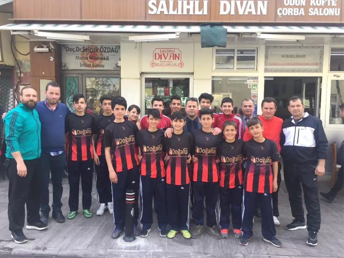 Manisalı Futsal Takımı Öğrencileri Moral Yemeğinde Buluştu