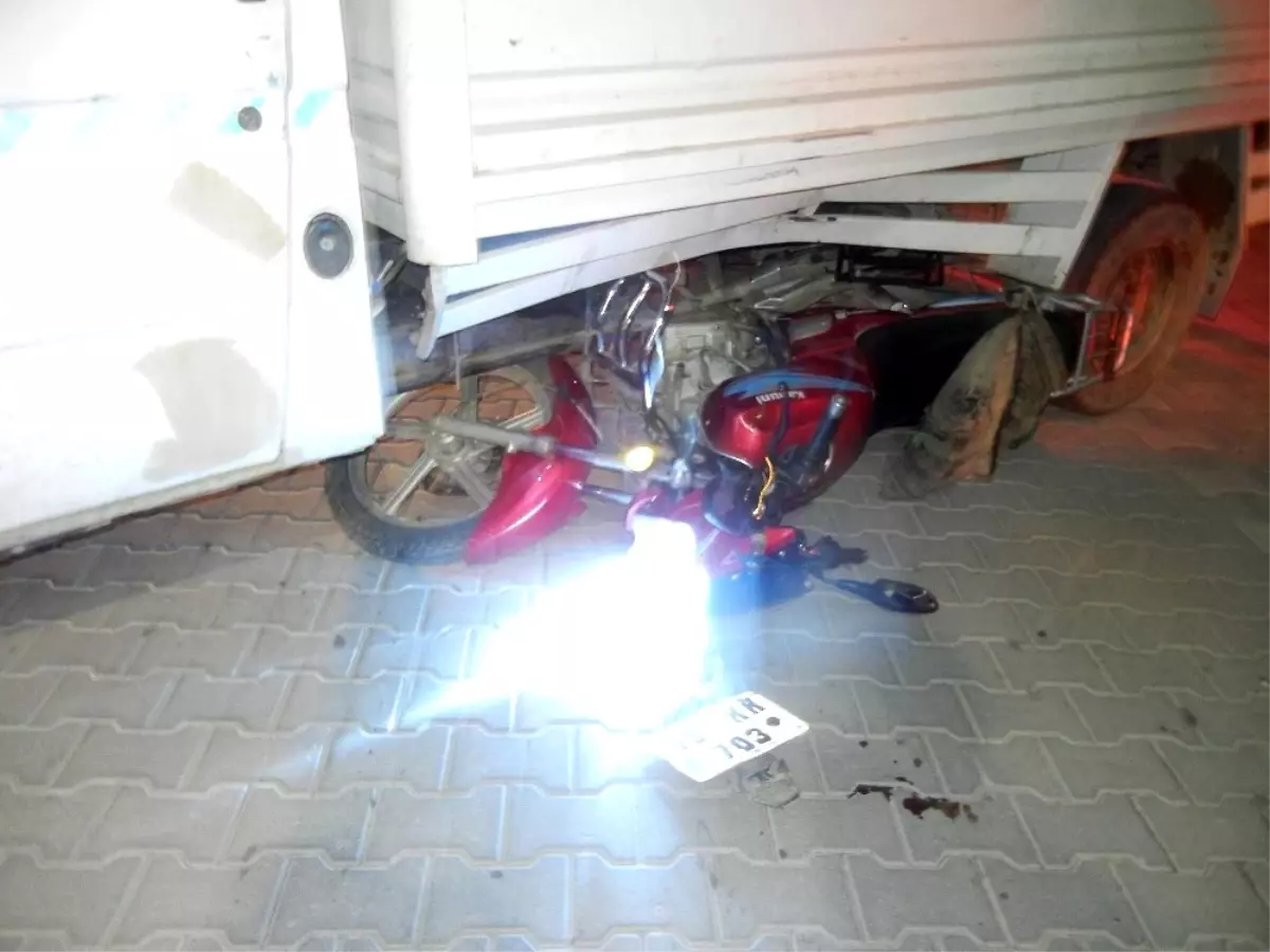 Motosikletiyle Kamyonetin Altına Girdi