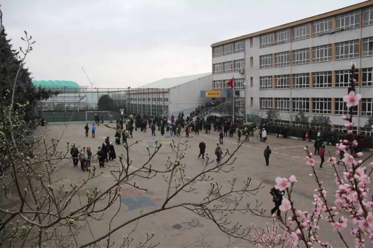 Oğlu Bir Dakika ile Sınavı Kaçıran Anne Görevliler ile Tartıştı