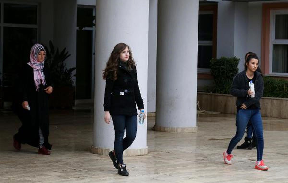 Öğrenciler İçerde, Veliler Dışarda Ter Döktü