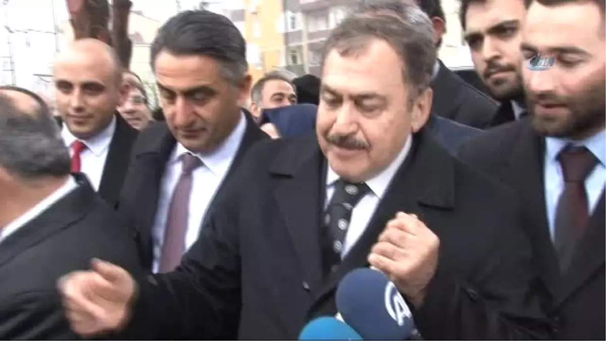 Orman ve Su İşleri Bakanı Veysel Eroğlu, Ümraniye\'de Fidan Dikti