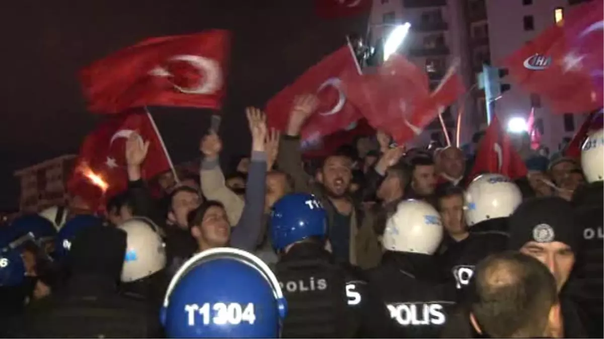 Protestocular Hollanda Caddesi Tabelasını Söktü