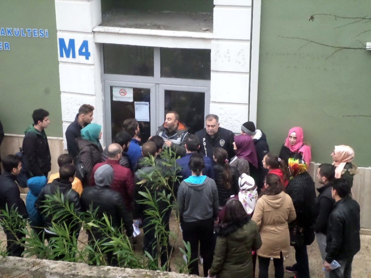 Sakarya\'da Sınava Giremeyen Öğrenciler Yetkililerle Tartıştı