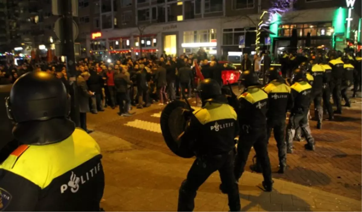 Türkiye\'nin Rotterdam Başkonsolosluğu Önünde Protesto